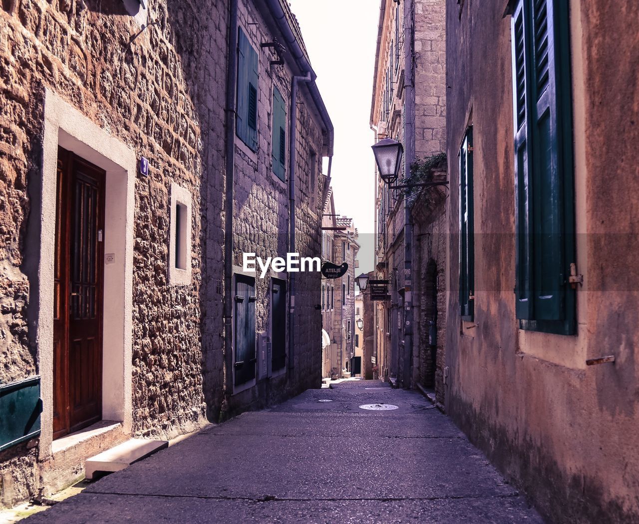 NARROW STREET BETWEEN BUILDINGS