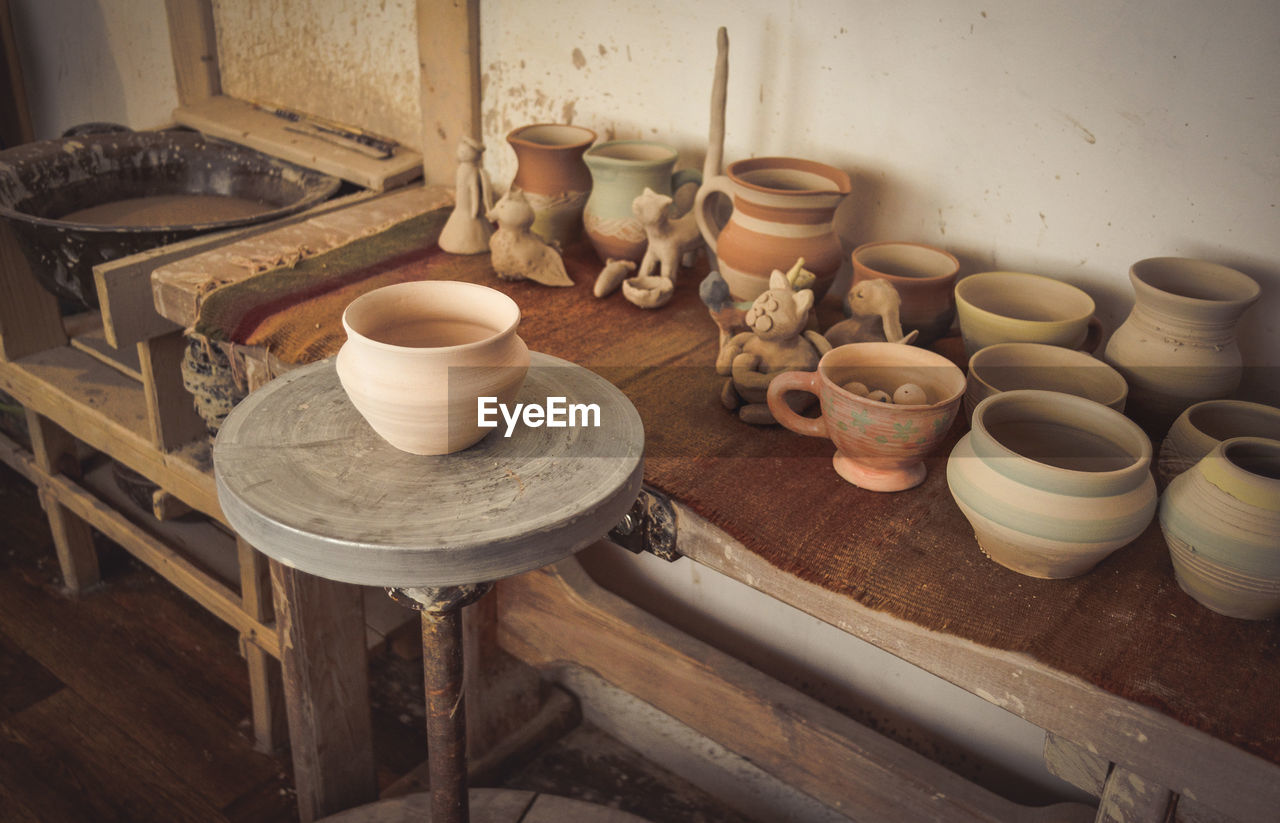 HIGH ANGLE VIEW OF COFFEE CUP AND TABLE