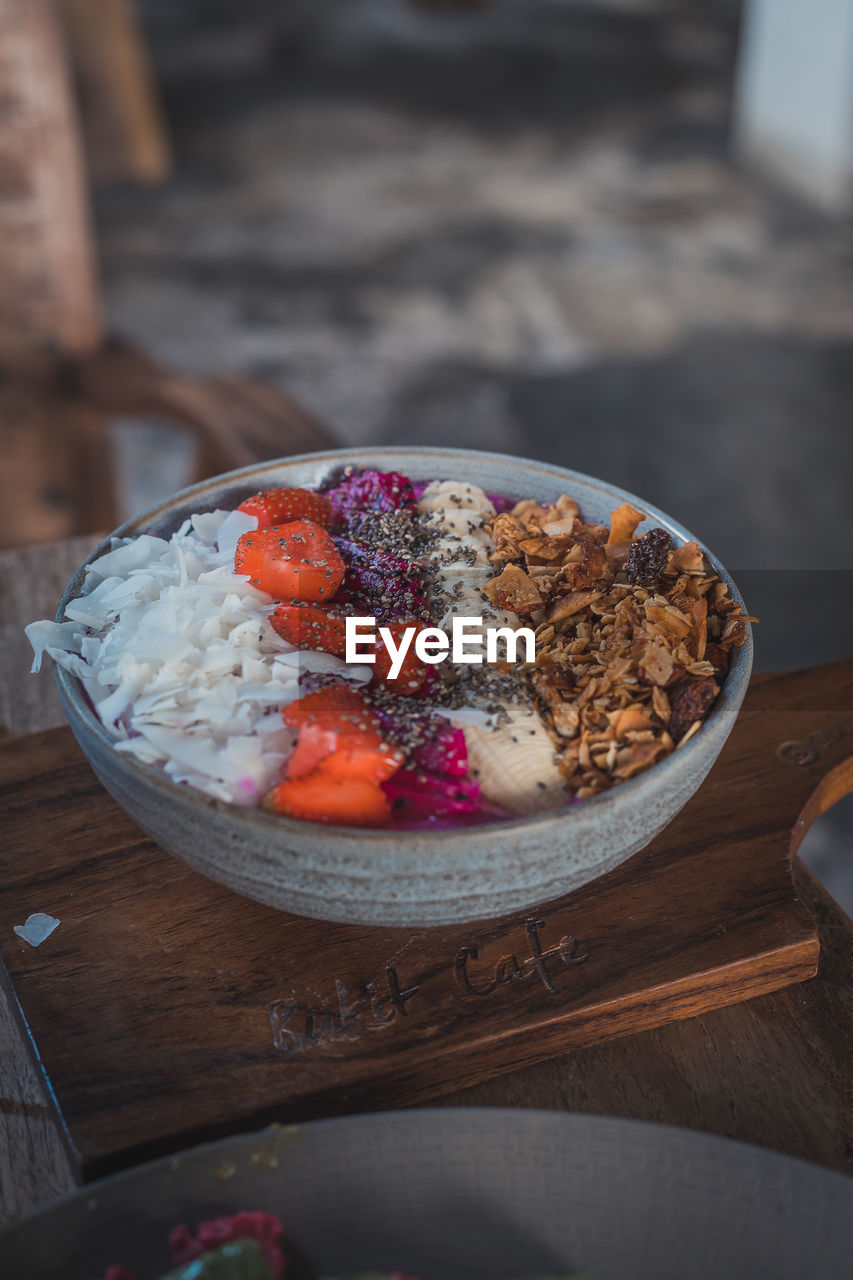 HIGH ANGLE VIEW OF FRUITS IN BOWL ON TABLE