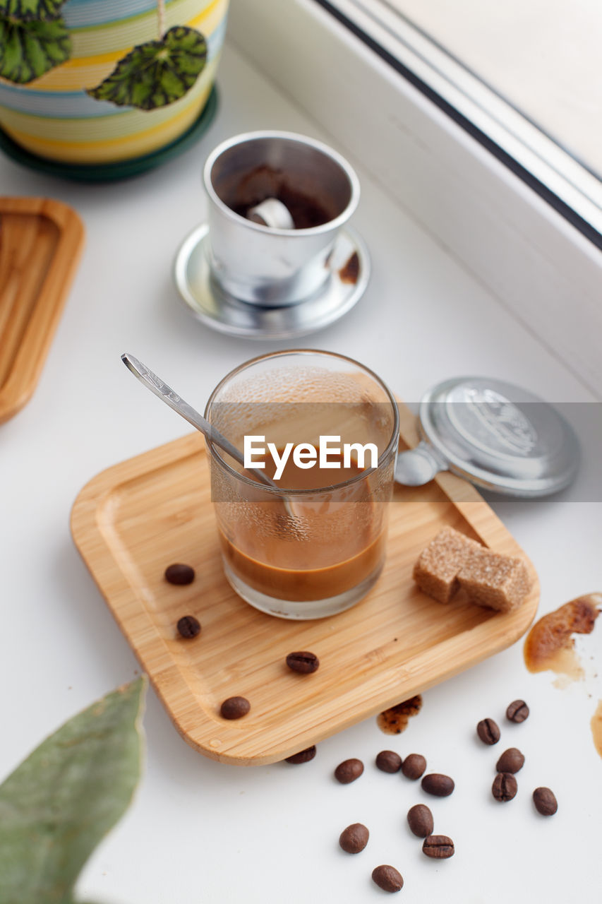 HIGH ANGLE VIEW OF COFFEE CUP AND TABLE