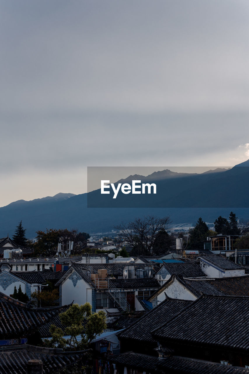 HIGH ANGLE VIEW OF TOWNSCAPE AND MOUNTAIN AGAINST SKY