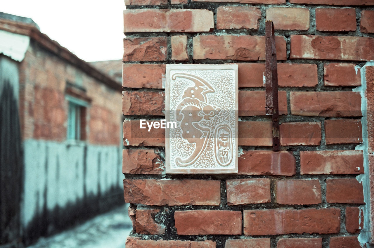 CLOSE-UP OF BRICK WALL WITH BRICK WALL