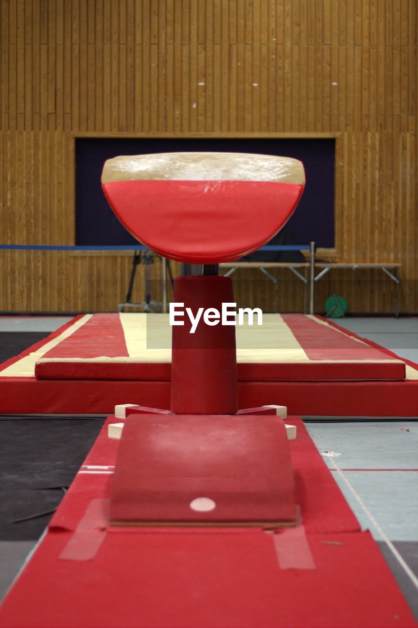 CLOSE-UP OF RED WINE ON WOODEN TABLE