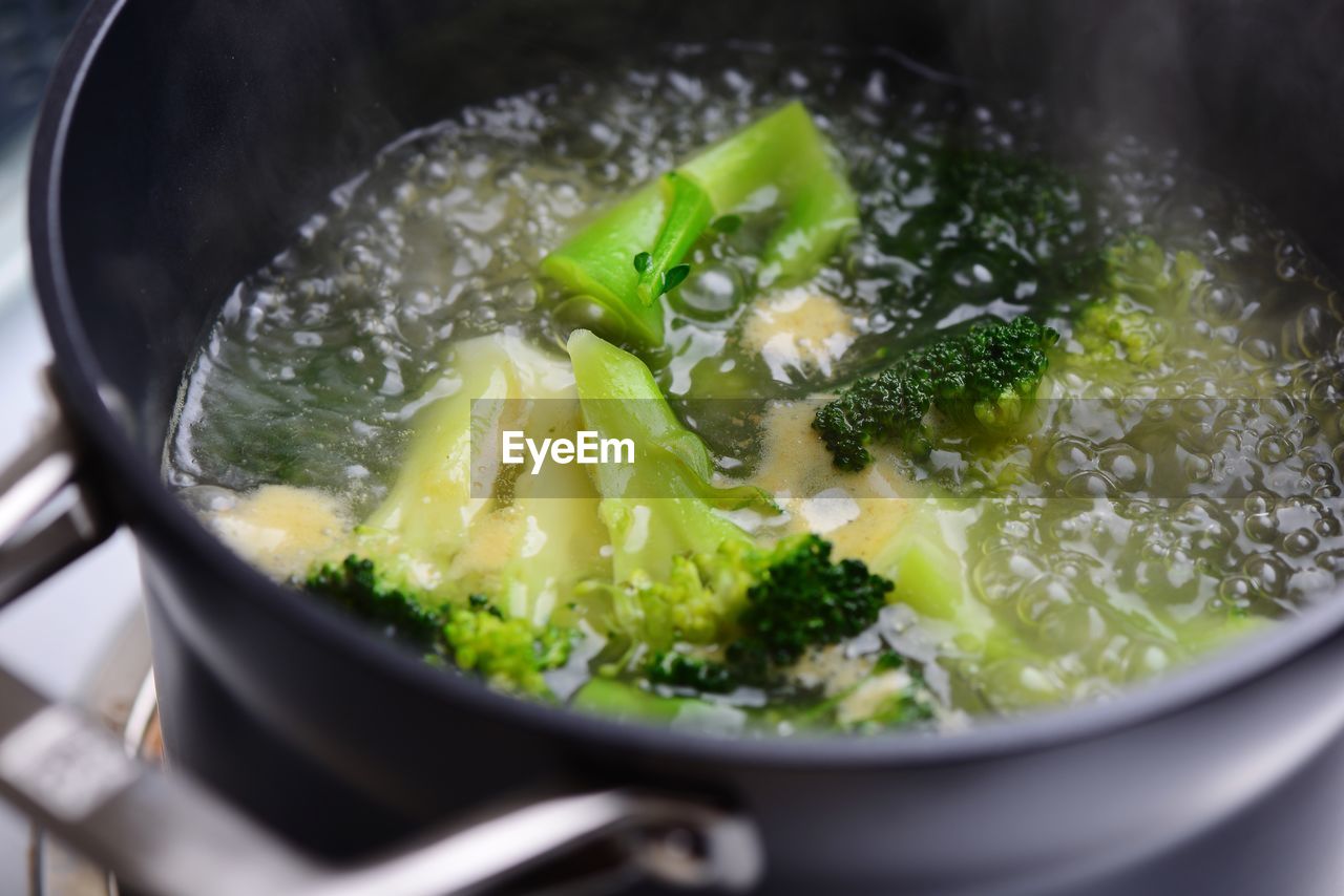 CLOSE-UP OF MEAL IN BOWL