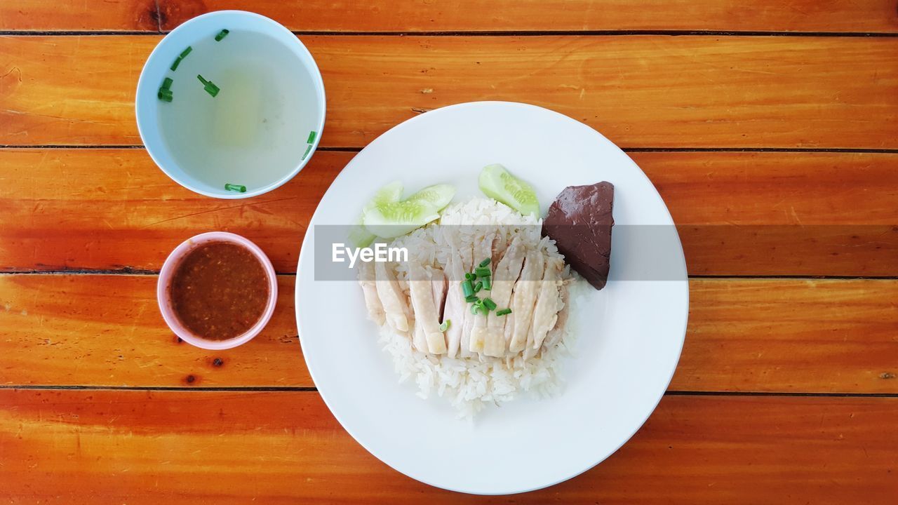 HIGH ANGLE VIEW OF SOUP IN BOWL