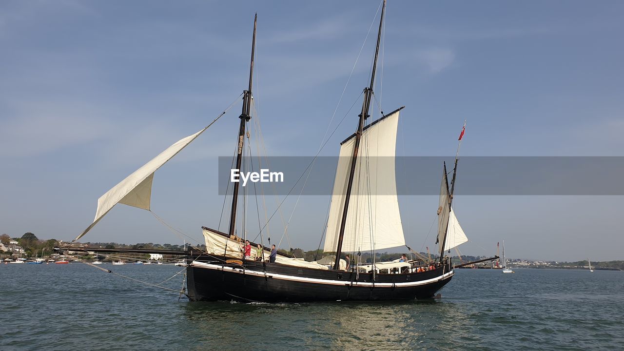 SHIP SAILING ON SEA AGAINST SKY