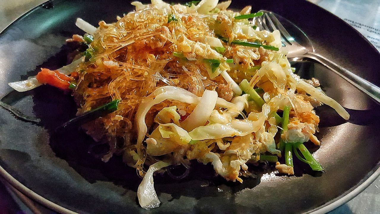 CLOSE-UP OVERHEAD VIEW OF FOOD ON PLATE