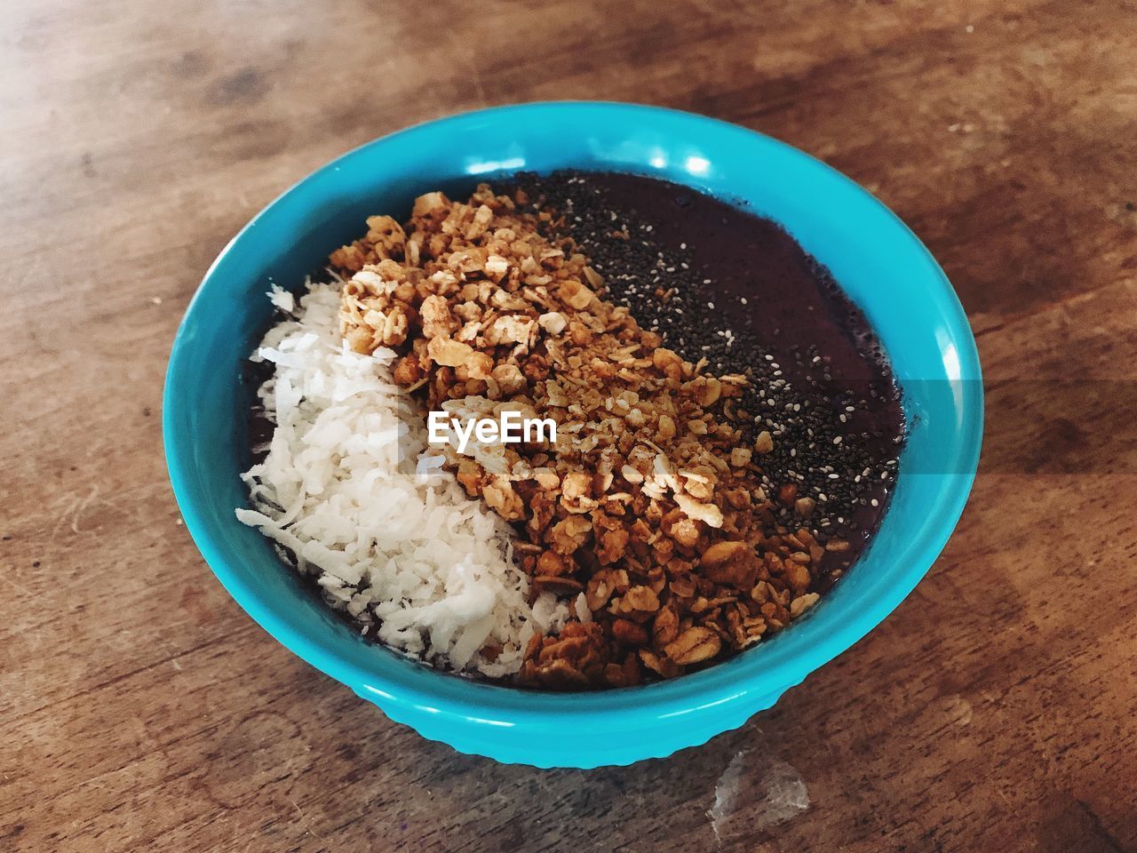 HIGH ANGLE VIEW OF BREAKFAST IN BOWL