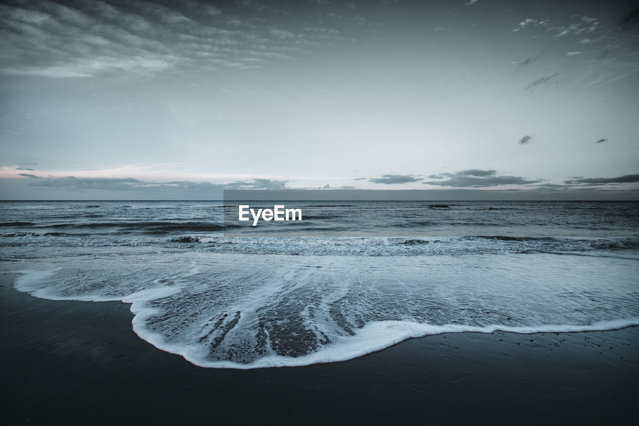 SCENIC VIEW OF SEA AGAINST SKY DURING WINTER