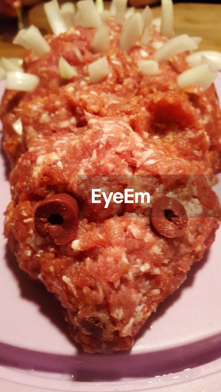 CLOSE-UP OF MEAT IN PLATE