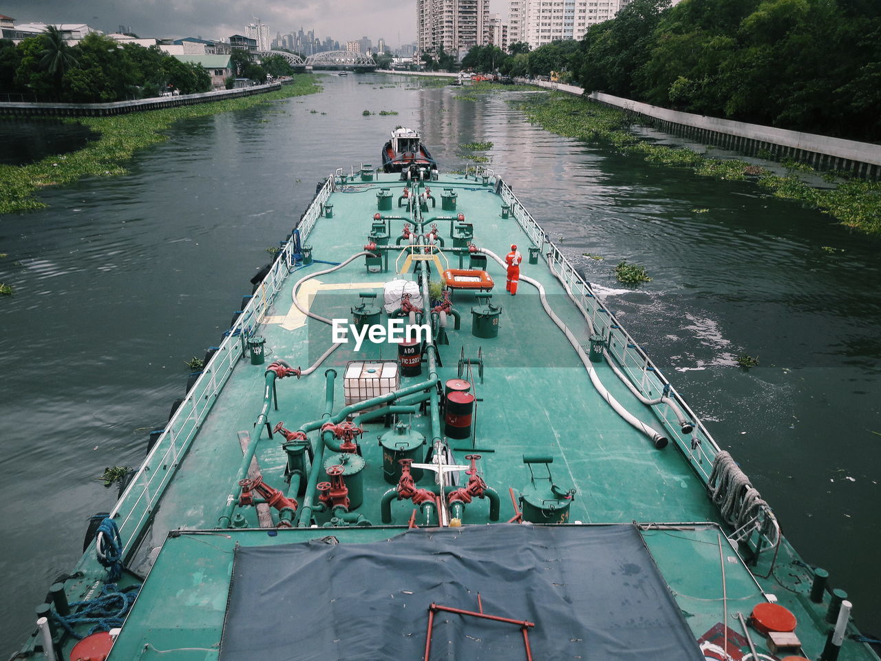 HIGH ANGLE VIEW OF PEOPLE ON RIVER