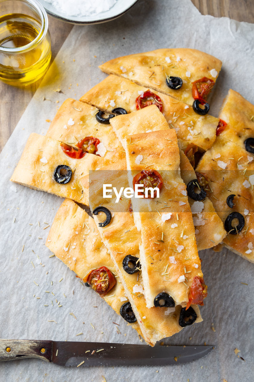 HIGH ANGLE VIEW OF PIZZA SLICE ON TABLE