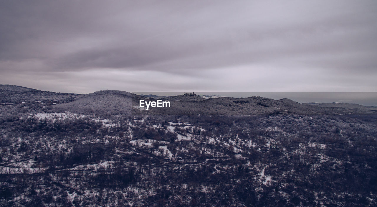 AERIAL VIEW OF LANDSCAPE AND MOUNTAINS AGAINST SKY