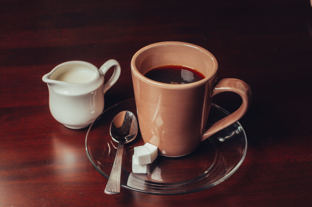 CLOSE-UP OF COFFEE CUP WITH TEA ON TABLE