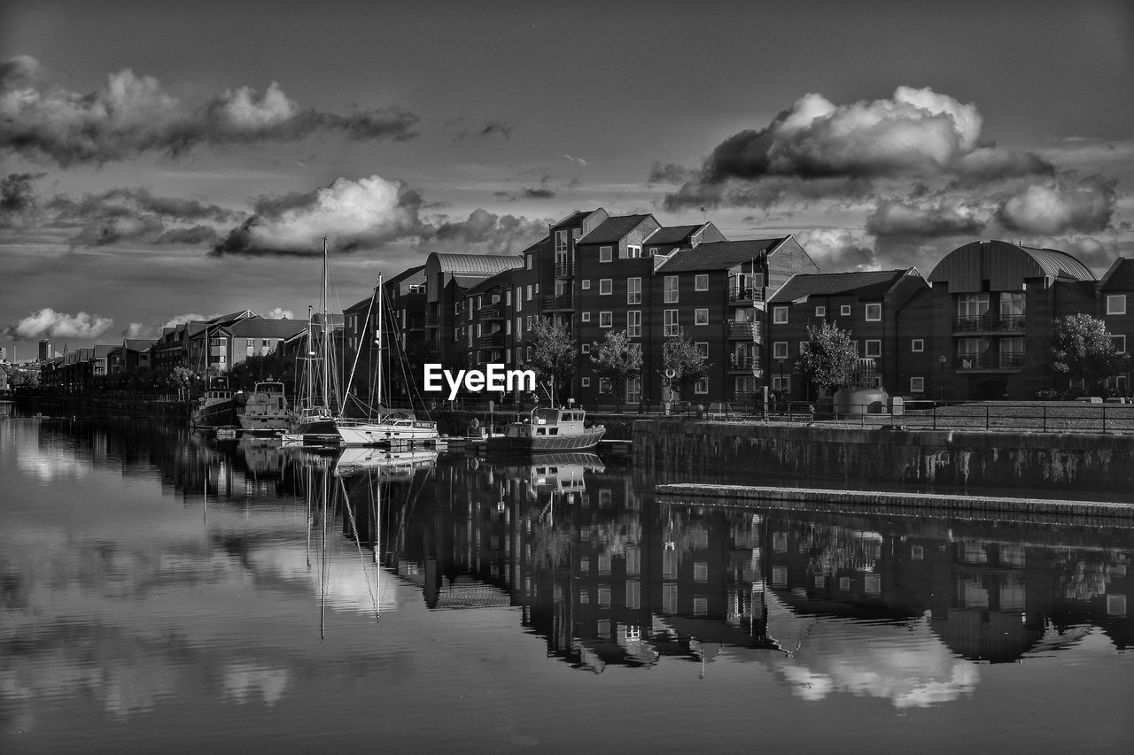 PANORAMIC VIEW OF RIVER AND BUILDINGS AGAINST SKY
