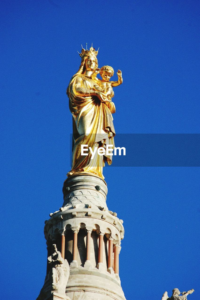 LOW ANGLE VIEW OF STATUE OF BUILDING