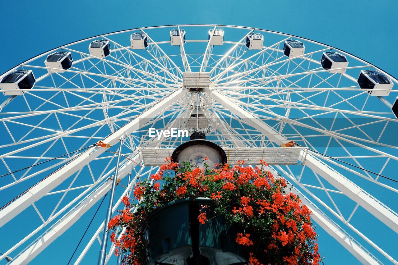 LOW ANGLE VIEW OF FERRIS WHEEL IN AMUSEMENT PARK