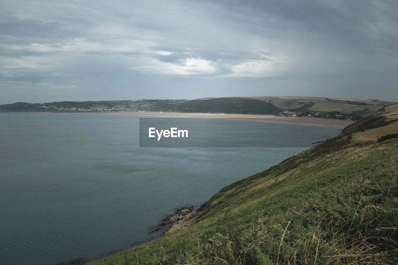 SCENIC VIEW OF SEA AND MOUNTAIN AGAINST SKY