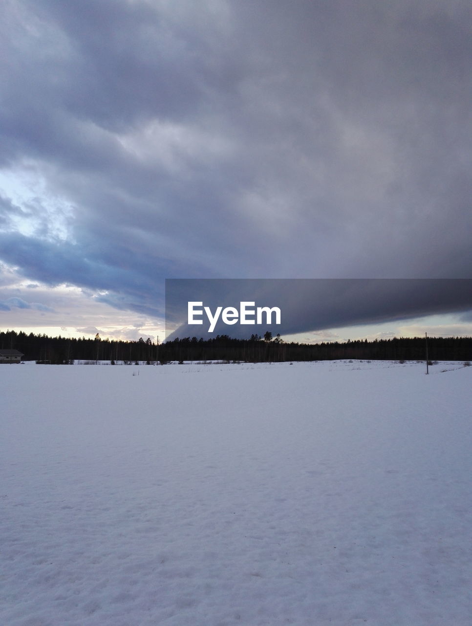 SCENIC VIEW OF LAKE AGAINST SKY DURING WINTER