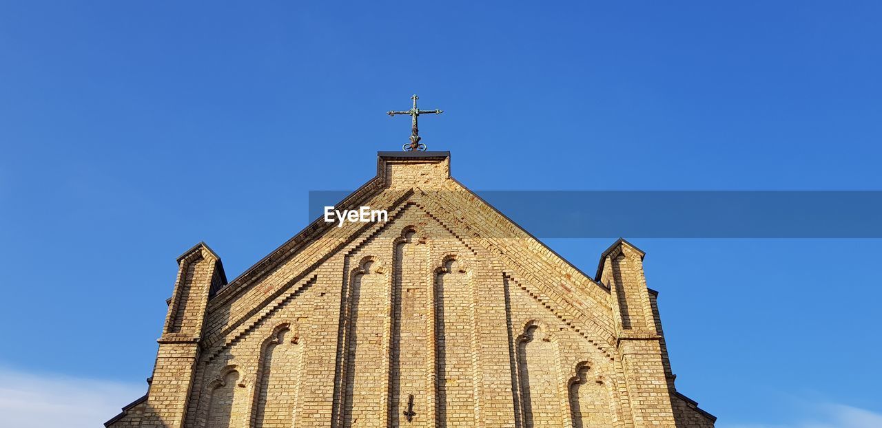 LOW ANGLE VIEW OF TRADITIONAL BUILDING AGAINST BLUE SKY