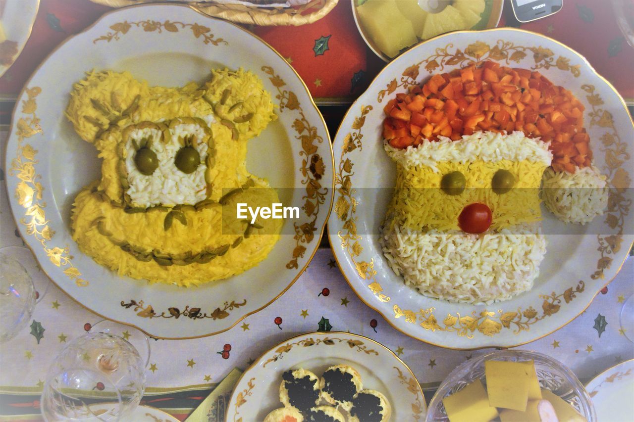 HIGH ANGLE VIEW OF BREAD ON TABLE