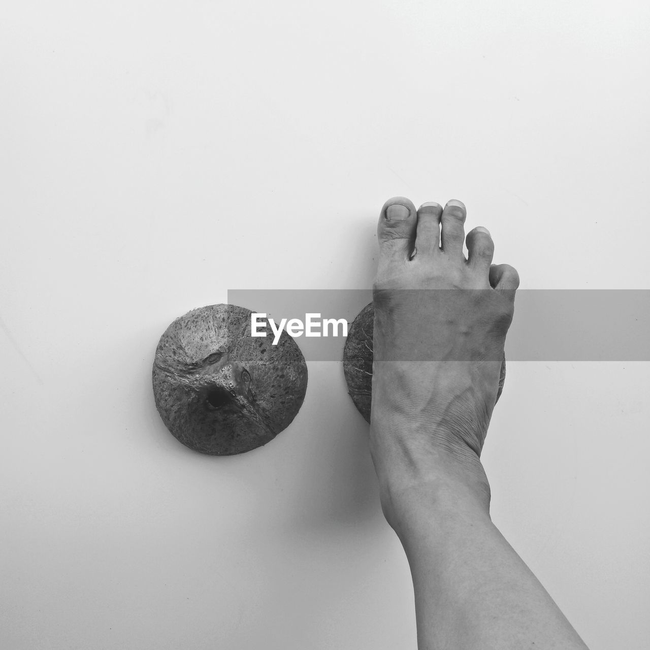 CLOSE-UP OF HUMAN HAND AGAINST WHITE BACKGROUND