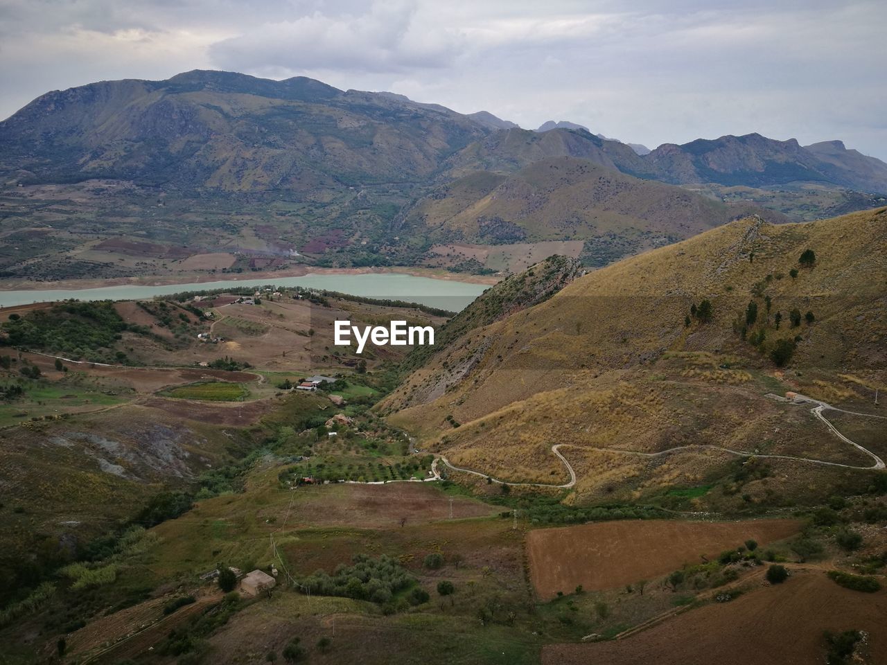 SCENIC VIEW OF MOUNTAIN RANGE AGAINST SKY