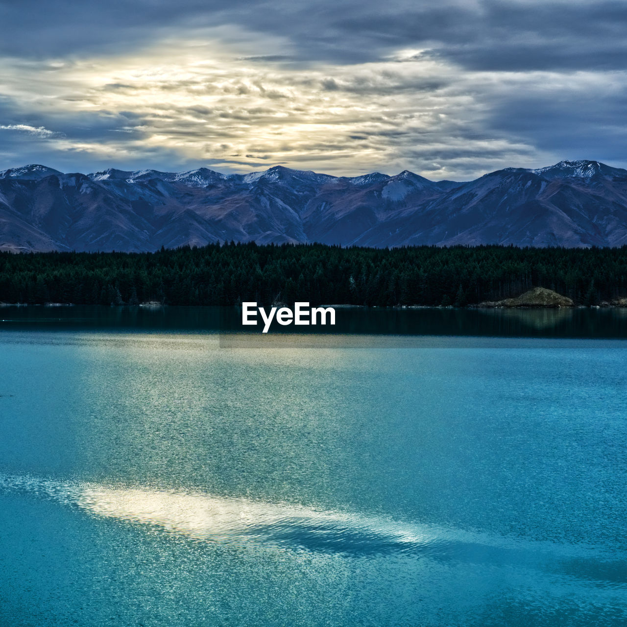 SCENIC VIEW OF LAKE BY MOUNTAIN AGAINST SKY