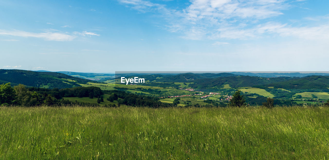 SCENIC VIEW OF AGRICULTURAL LANDSCAPE AGAINST SKY