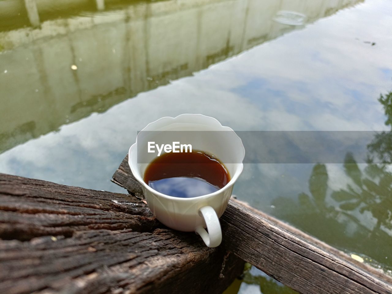 drink, food and drink, tea, refreshment, water, hot drink, cup, wood, mug, tea cup, nature, relaxation, assam tea, morning, food, no people, day, outdoors, tranquility, reflection, high angle view, lake, wellbeing, freshness