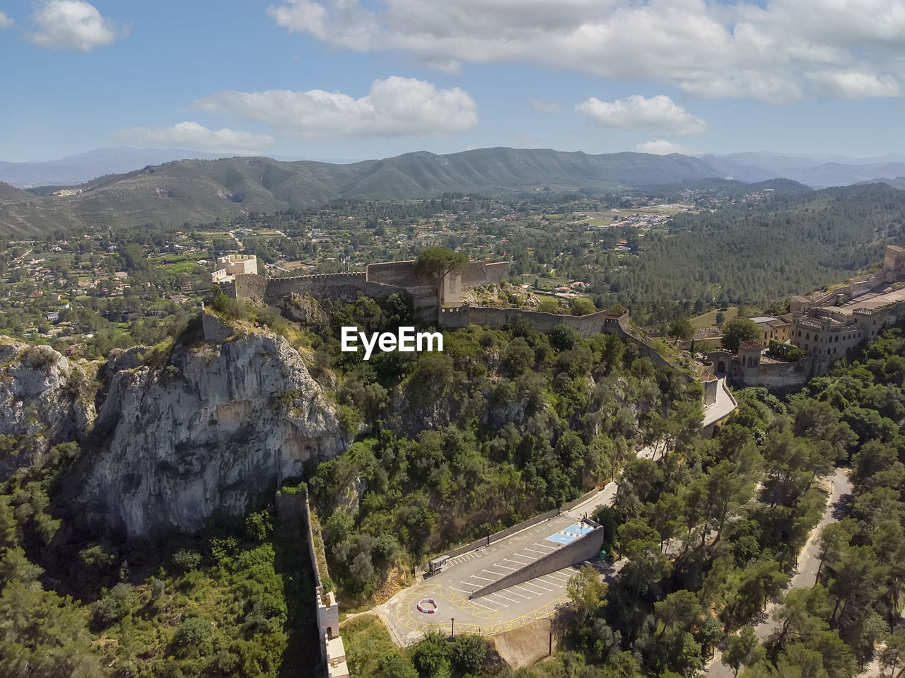 HIGH ANGLE VIEW OF CITY AND MOUNTAINS AGAINST SKY