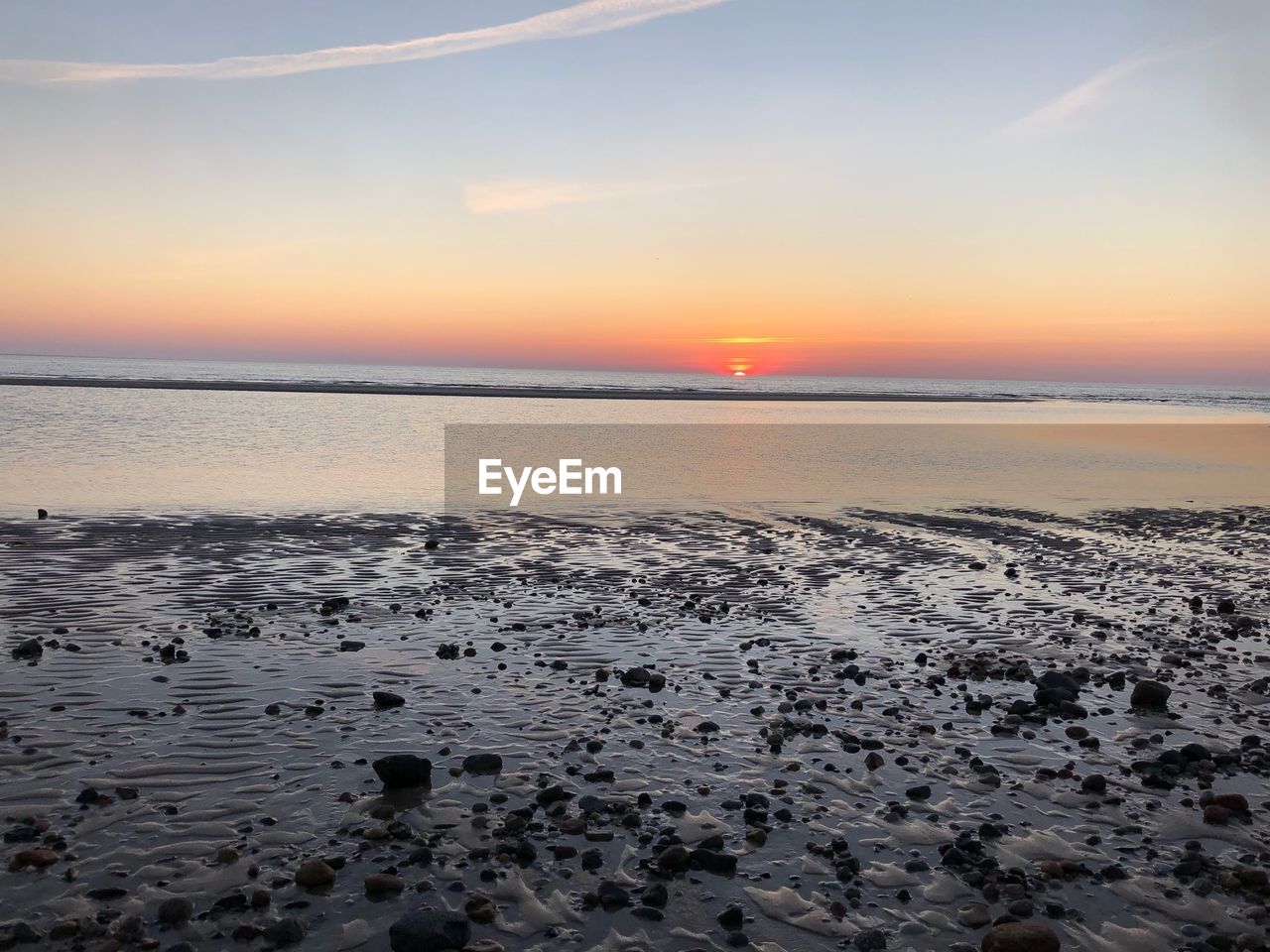 SCENIC VIEW OF SEA AGAINST SUNSET SKY