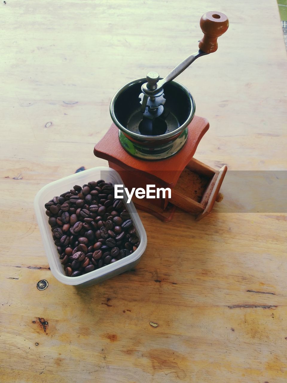 HIGH ANGLE VIEW OF COFFEE BEANS IN GLASS ON TABLE