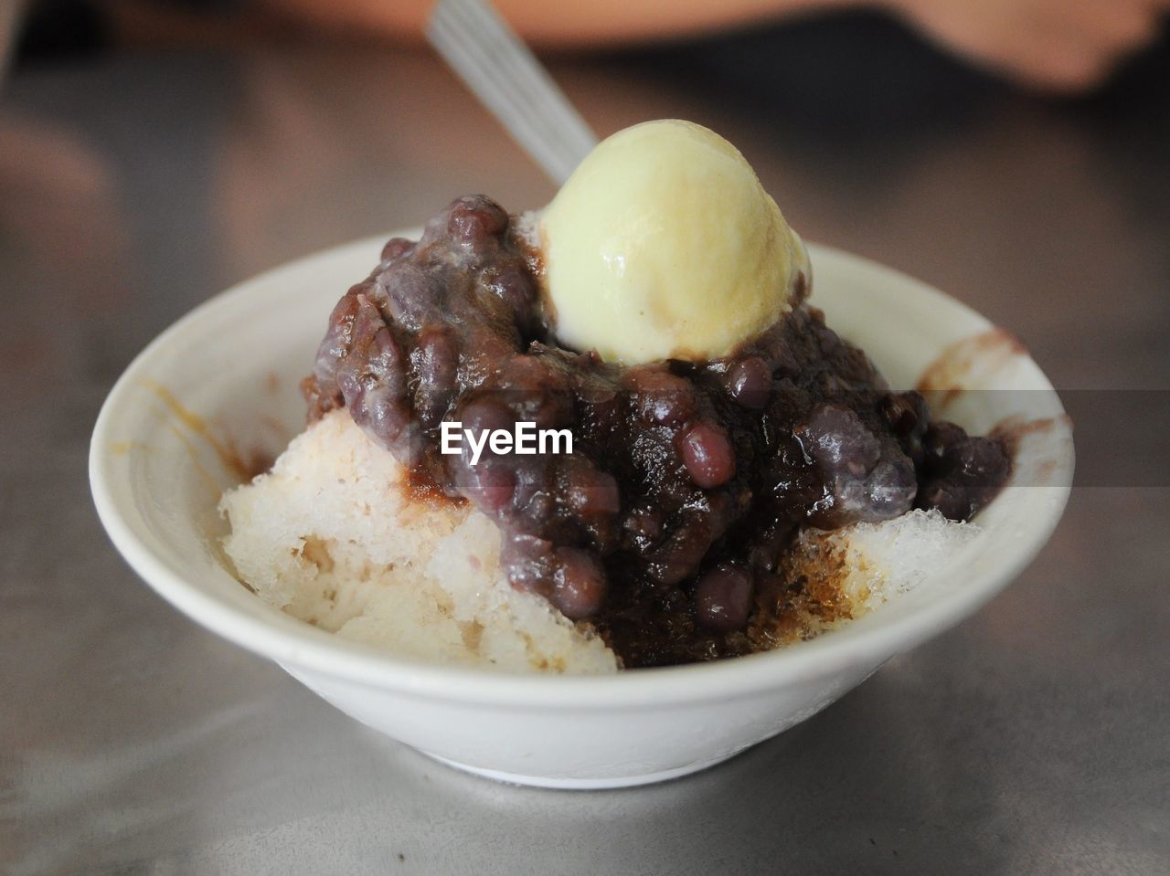 CLOSE-UP OF ICE CREAM BOWL