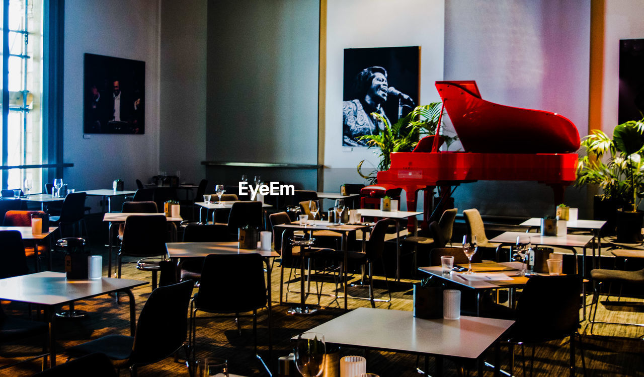 EMPTY CHAIRS AND TABLE AT RESTAURANT