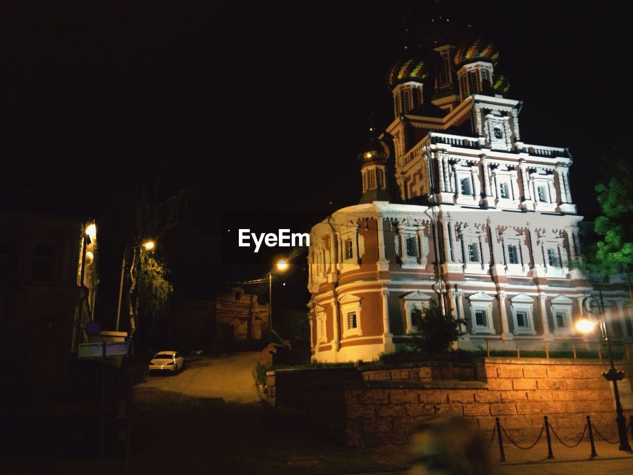 ILLUMINATED BUILT STRUCTURE AT NIGHT