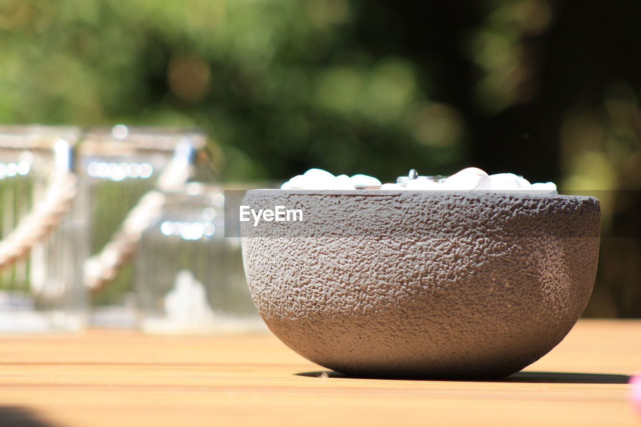 CLOSE-UP OF APPLE ON WOODEN TABLE