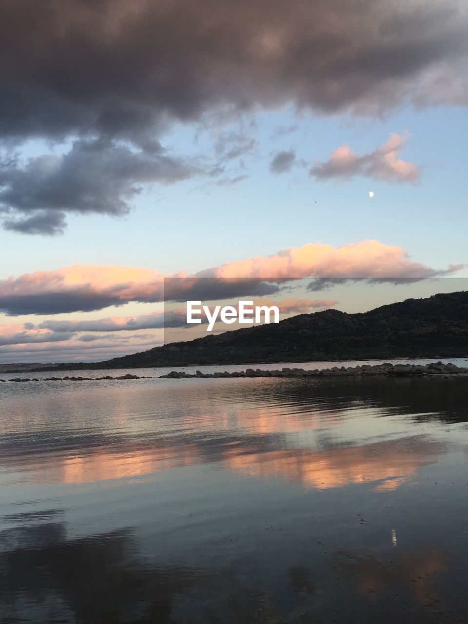 SCENIC VIEW OF LAKE BY MOUNTAINS AGAINST SKY