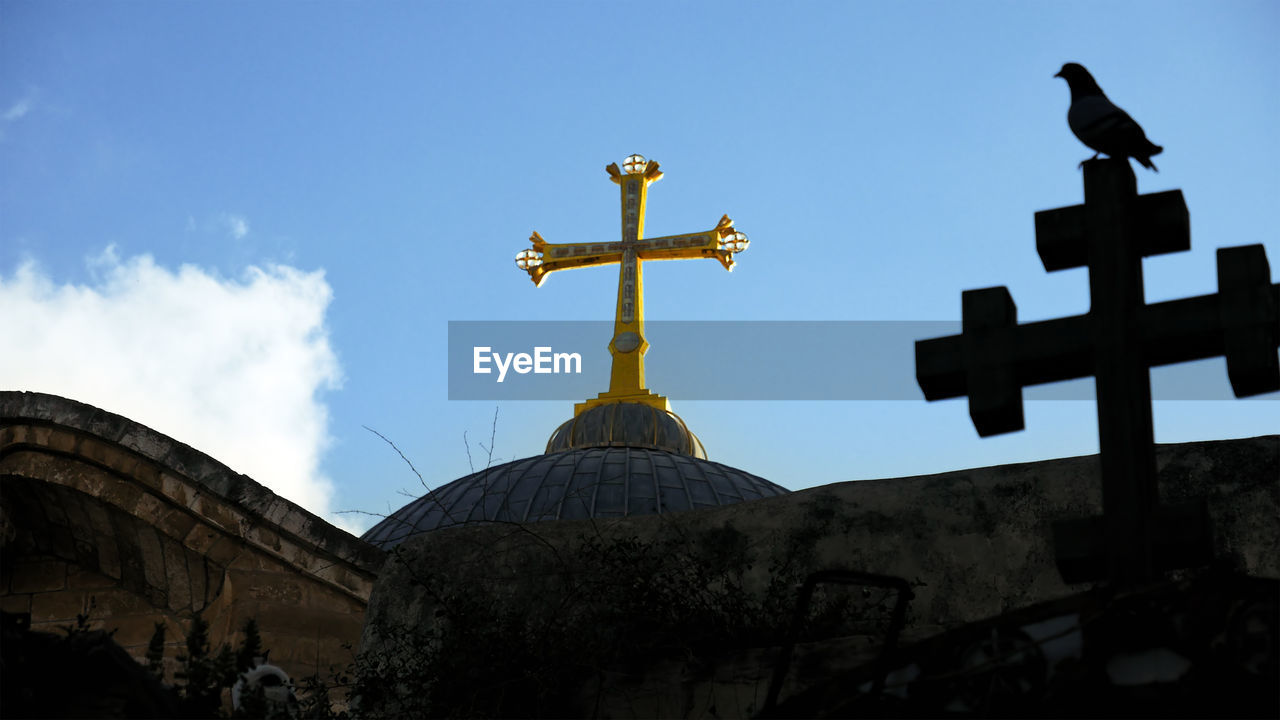 LOW ANGLE VIEW OF STATUE AGAINST TEMPLE AGAINST SKY