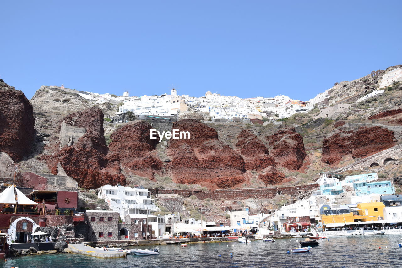 SCENIC VIEW OF BUILDINGS AND MOUNTAINS AGAINST CLEAR SKY