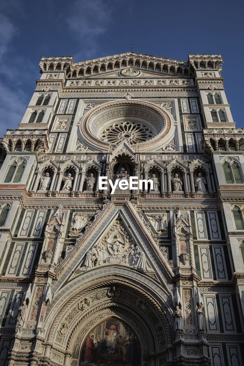 LOW ANGLE VIEW OF ORNATE BUILDING