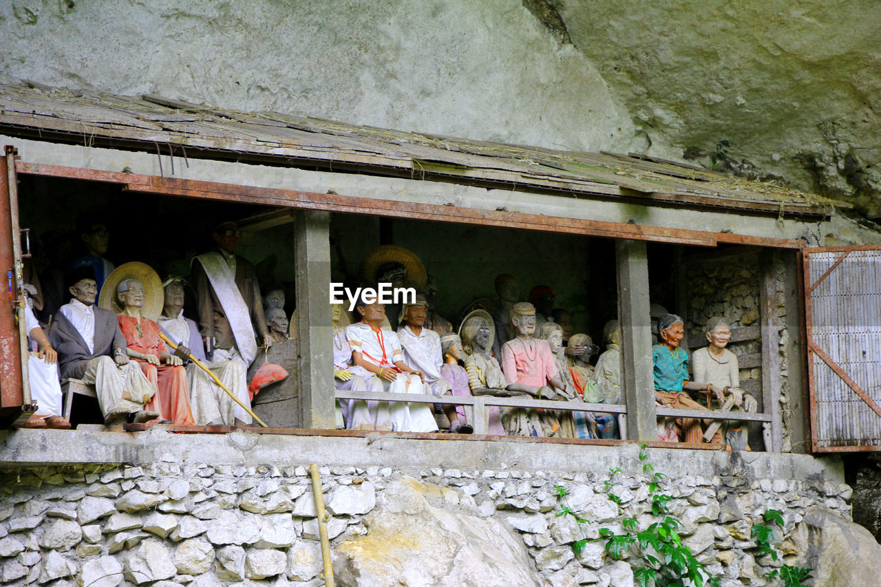 Figurine spectators in balcony