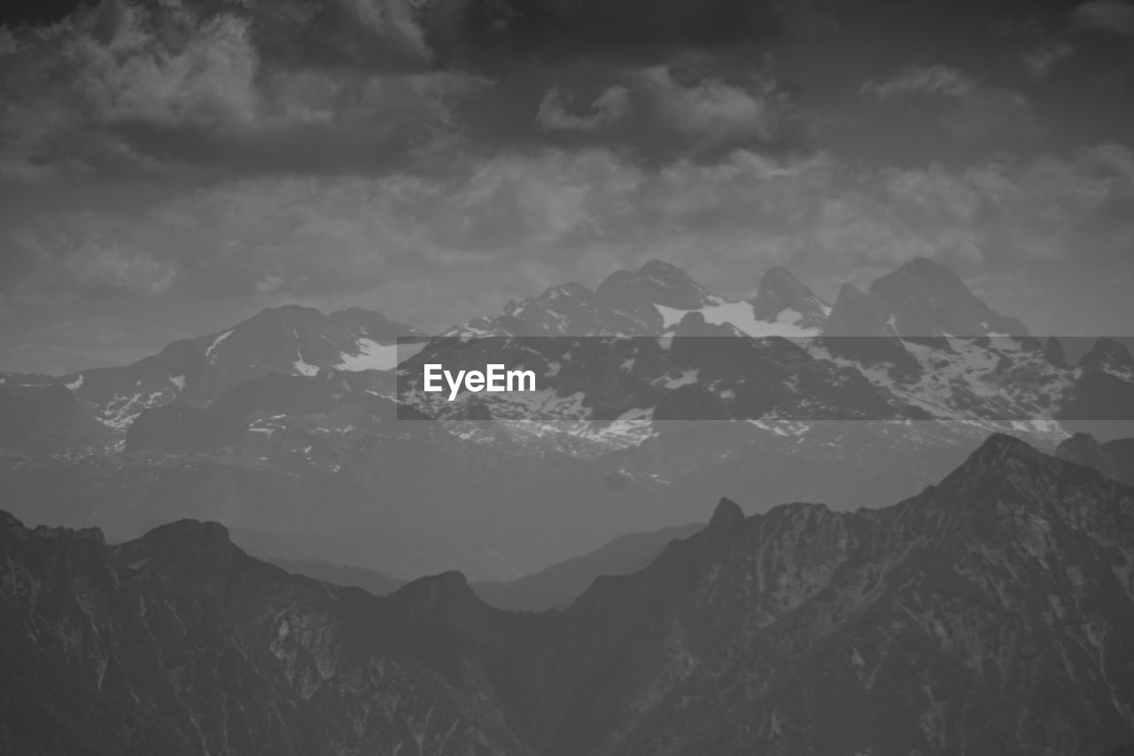 IDYLLIC SHOT OF MOUNTAINS AGAINST SKY