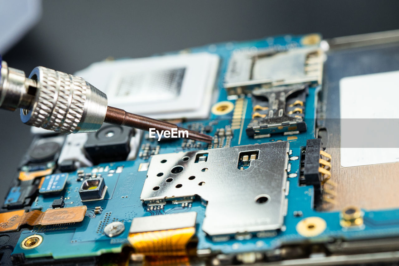 technology, circuit board, electronics industry, computer chip, industry, personal computer hardware, close-up, equipment, computer part, computer equipment, motherboard, computer, no people, selective focus, indoors, metal, electronic engineering, work tool, complexity, electronics