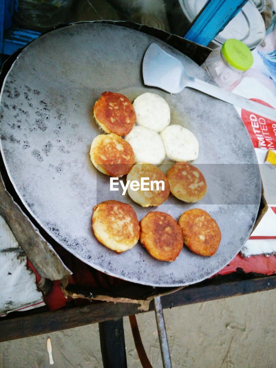 HIGH ANGLE VIEW OF FOOD ON BARBECUE GRILL