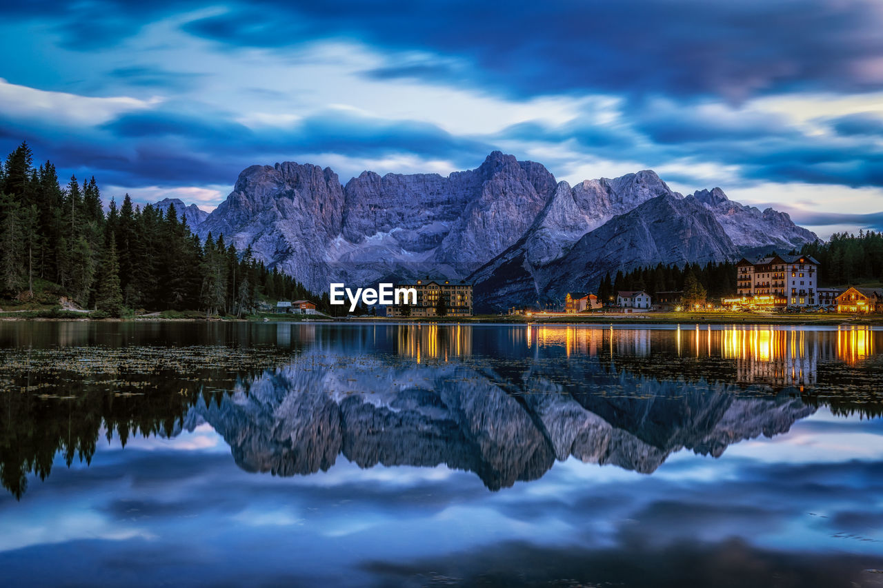 Lake misurina and mount sorapiss sunrise taken during summer. famous landmark in dolomite, italy.