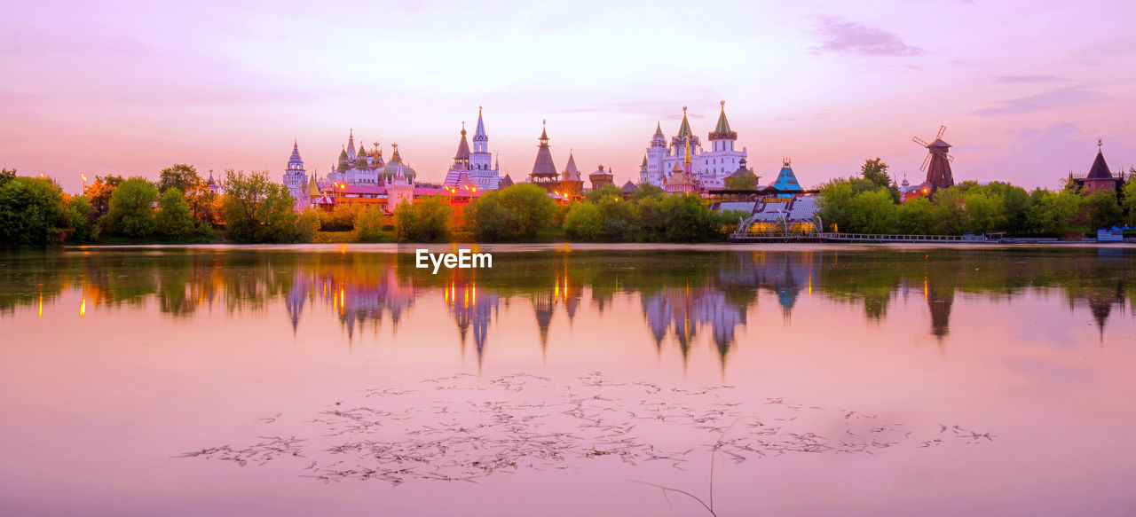 Sunset vibrant panoramic view of izmailovo kremlin and its reflection in steel water