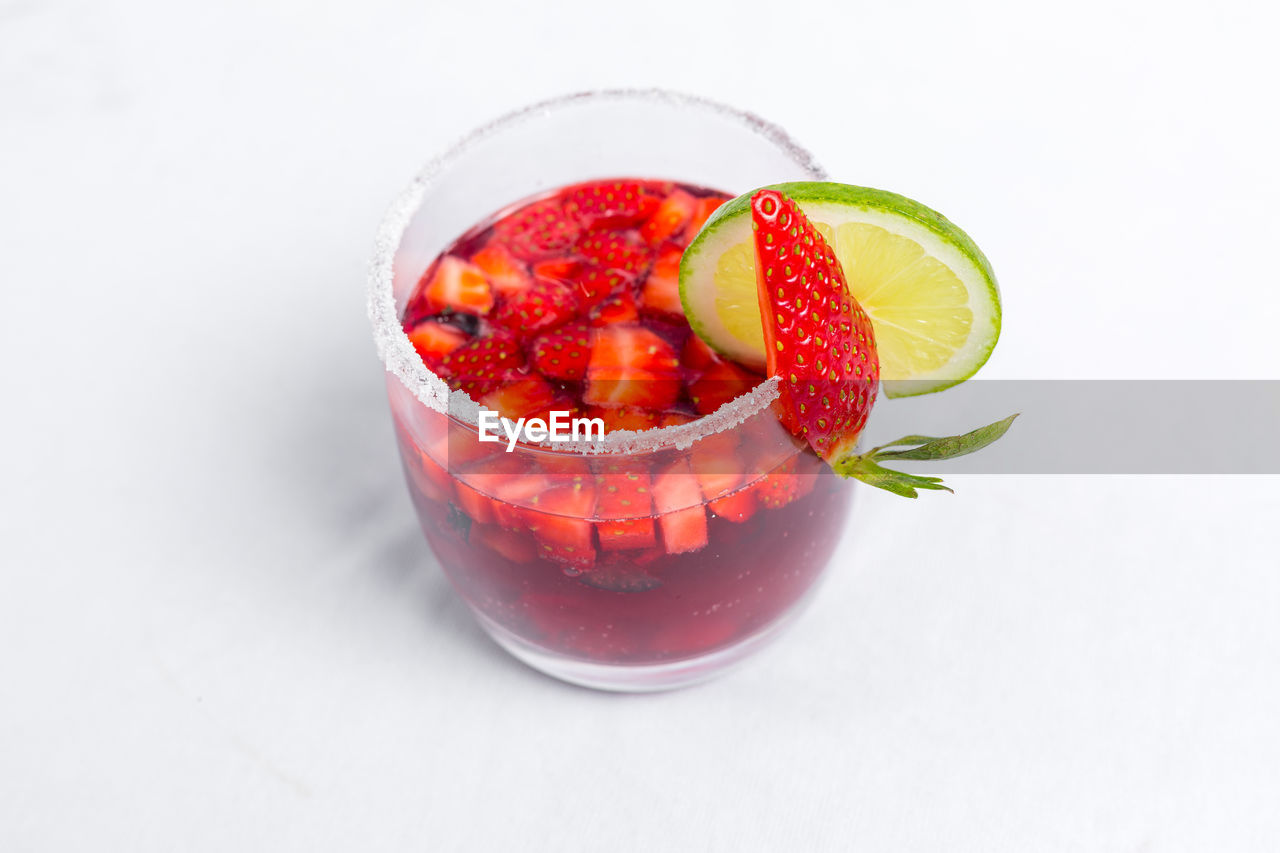 HIGH ANGLE VIEW OF FRUITS IN GLASS