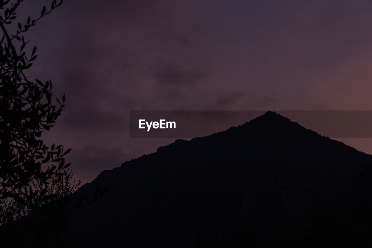 LOW ANGLE VIEW OF SILHOUETTE MOUNTAIN AGAINST SKY AT DUSK