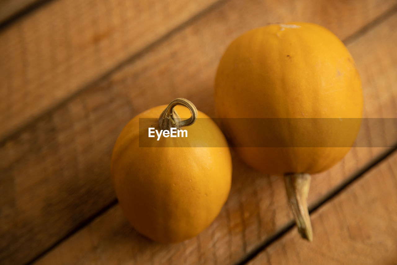 CLOSE-UP OF LEMON ON TABLE